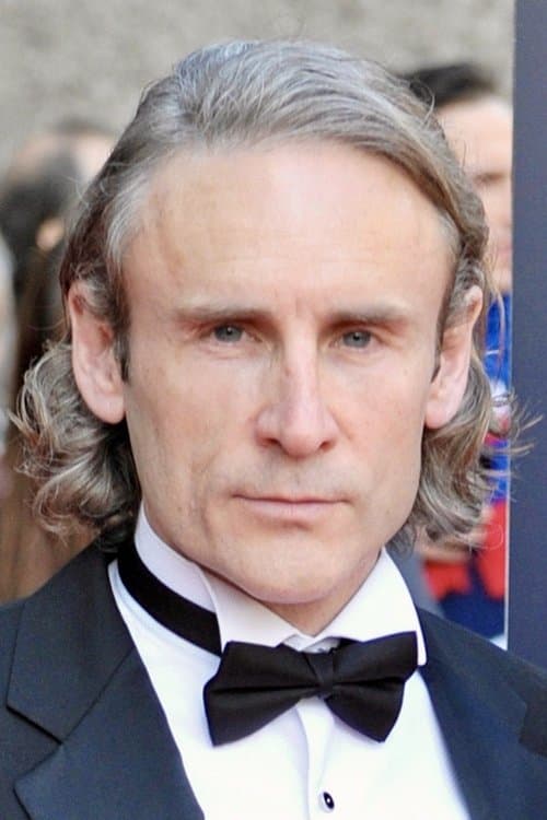 Cal MacAninch headshot