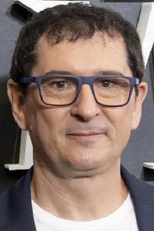 Domingo González headshot