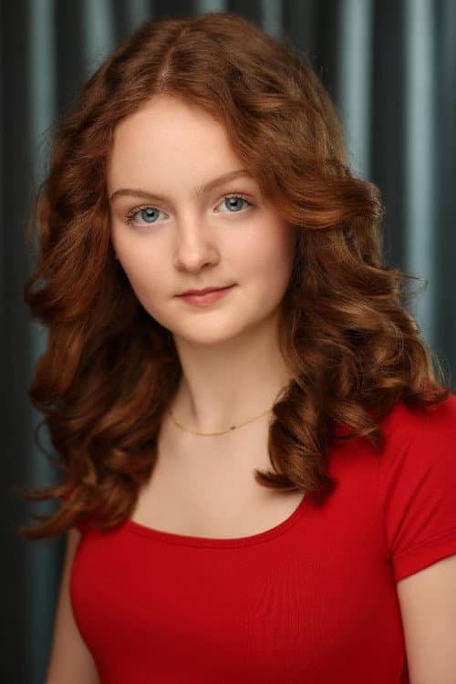 Holly Robertson headshot