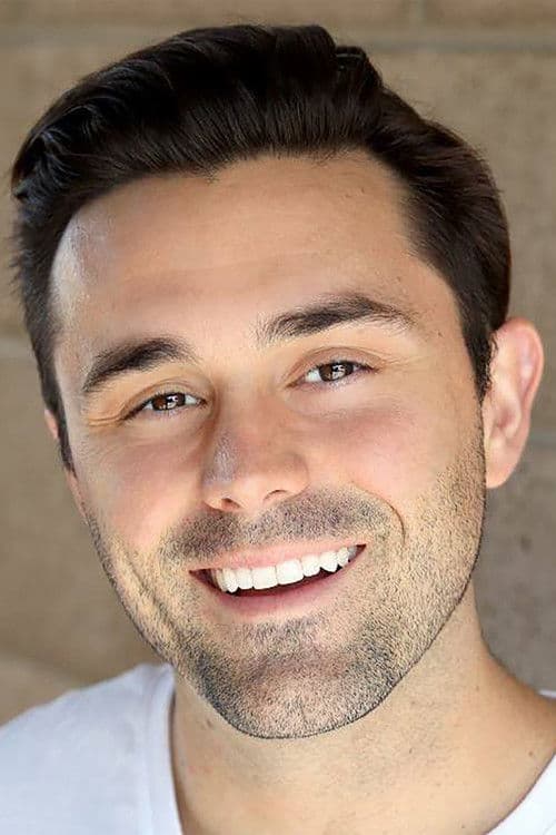 Alex Farnham headshot