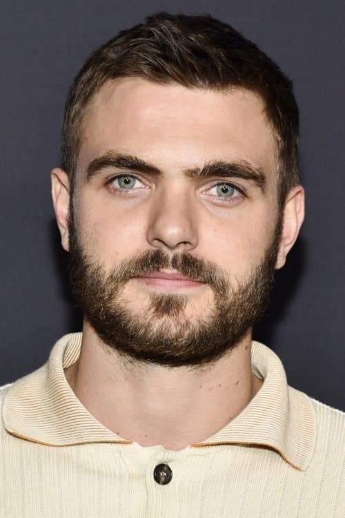 Alex Roe headshot