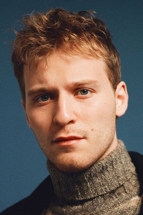 Fred Hechinger headshot
