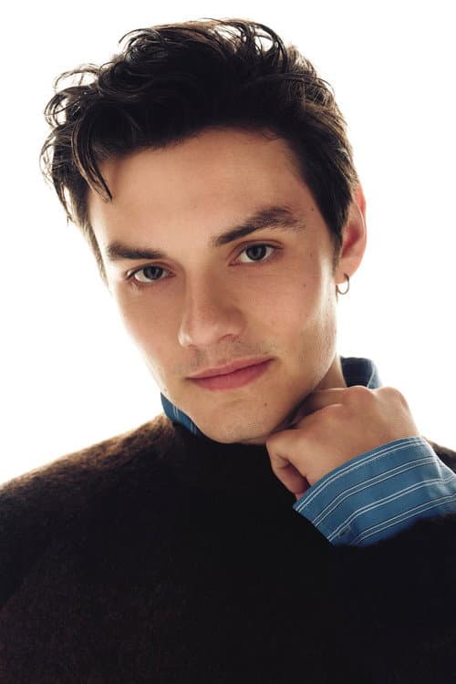 Louis Partridge headshot