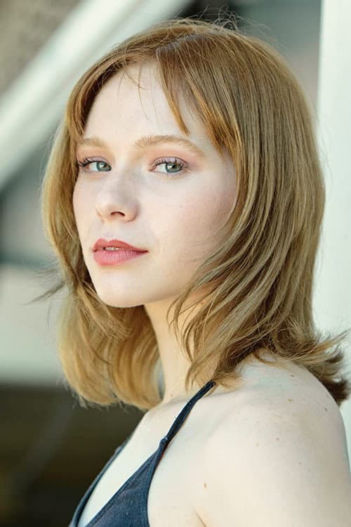 Caroline Hebert headshot
