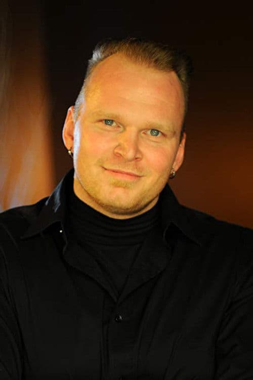 Lukas Penar headshot