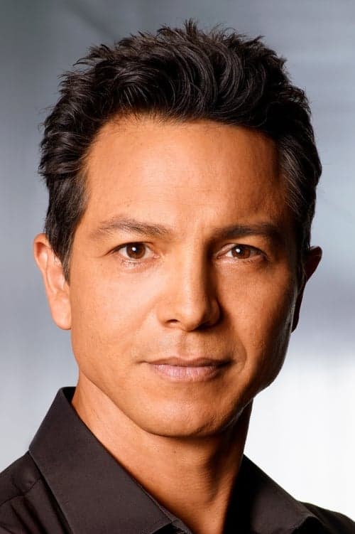 Benjamin Bratt headshot
