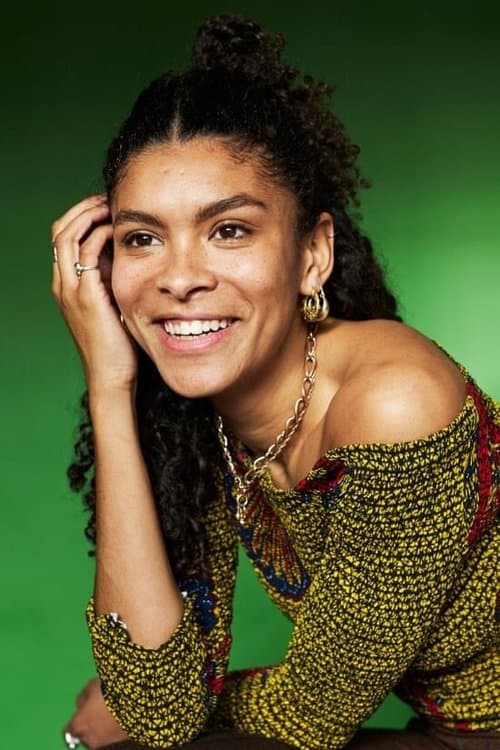 Thalissa Teixeira headshot
