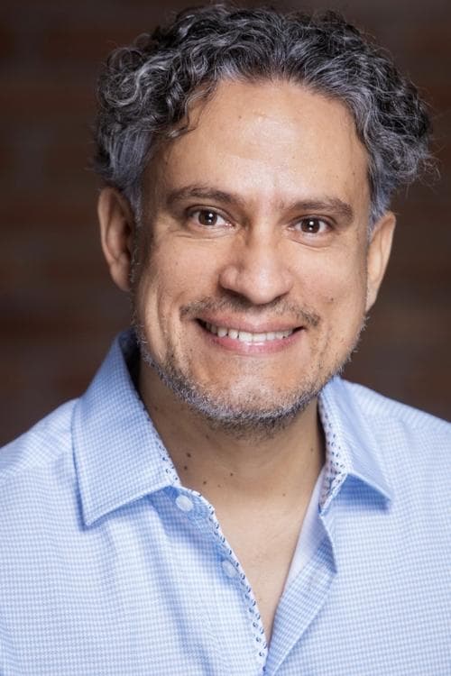 Luis del Valle headshot