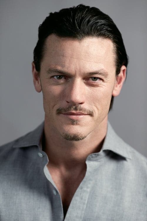 Luke Evans headshot