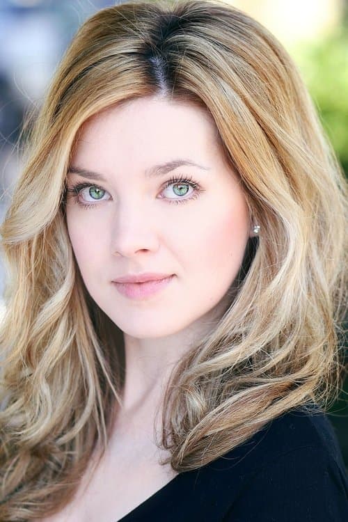 Evie Wray headshot