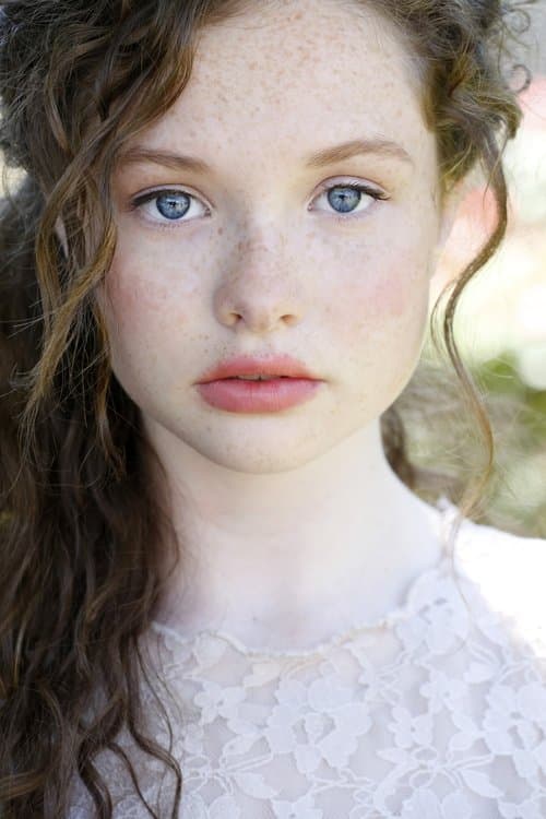 Zoe Colletti headshot