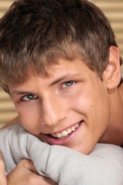Liam Efron headshot