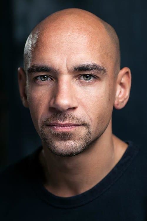 Fraser Ayres headshot